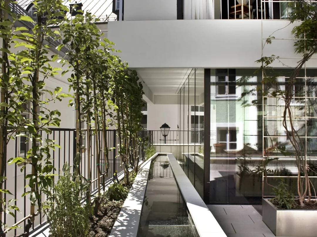 Heller Garten- und Terrassenbereich eines Wohnhauses